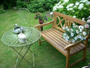 Gartenbank in einem grünen Garten